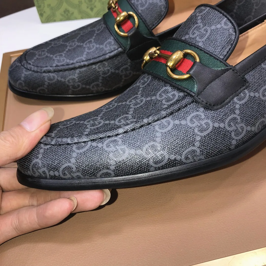 Men's shoes💰500💰Italy's top luxury men's shoe giant (GUCCI) (Gucci) (full cowhide lining) new arrival🍃Original European style🔰 Pleasant to the eye😍In order to make the shoes more durable and non-deformable🌀The production continues to follow traditional methods but there is still no lack of innovation💪Choose original sheepskin for the leather♻️ Smooth and natural And extra bright ⭐Made of imported cowhide, the first choice of rich people 38-45 (45 customized)